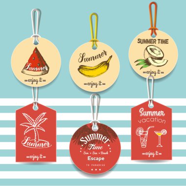 Mavi bir arka plan üzerinde meyve ve yaz sembollerle etiket kümesi. Yaz saati. Etiket reklam ve web tasarımı için. Vektör grafikleri.