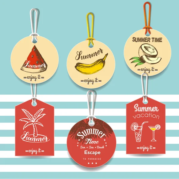 Mavi bir arka plan üzerinde meyve ve yaz sembollerle etiket kümesi. Yaz saati. Etiket reklam ve web tasarımı için. Vektör grafikleri.