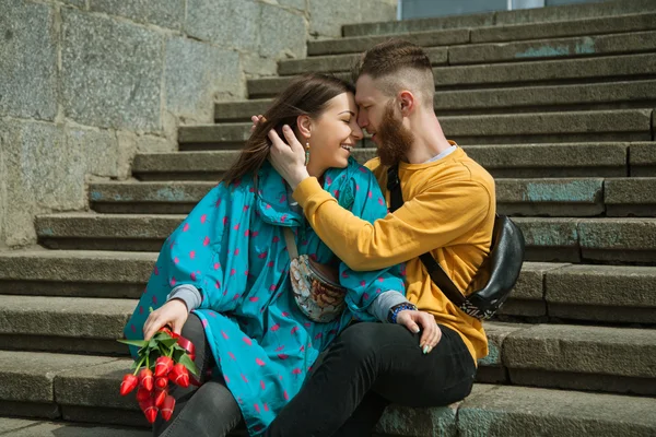 Amor casal sentado juntos em passos — Fotografia de Stock