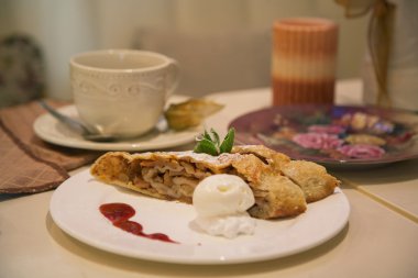 Vanilyalı dondurmalı elmalı turta.