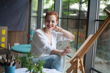 mutlu sanatçı kadın