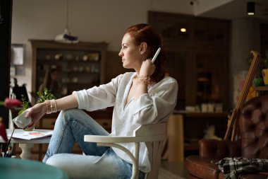 Bayan kafede oturan ve düşünme