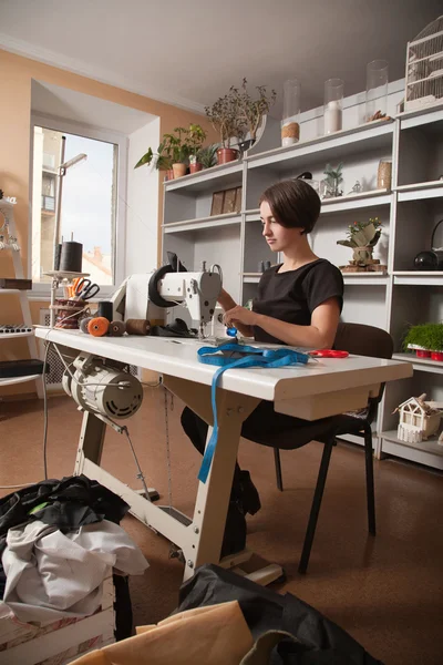 Dressmaker makes clothes — Stock Photo, Image