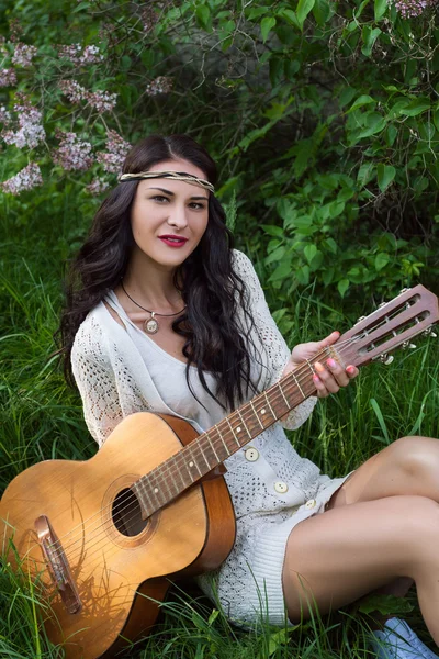 Hermosa chica hippie con guitarra — Foto de Stock
