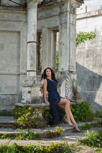Merdiven üzerinde oturan uzun elbiseli Retro romantik kız