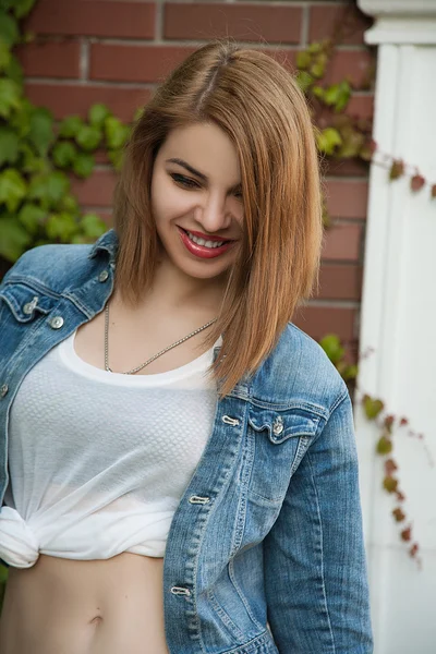 Chica sonriendo y riendo — Foto de Stock