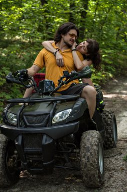 Genç erkek ve kadın üzerinde bir Atv hugs