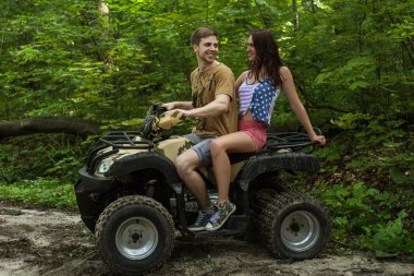 erkek ve kadın üzerinde bir Atv