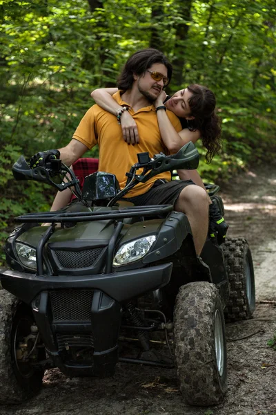 Genç erkek ve kadın üzerinde bir Atv hugs