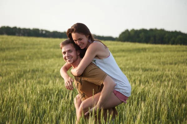 Casal feliz ao ar livre — Fotografia de Stock