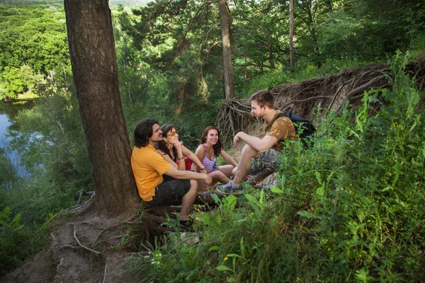 Two pairs of friends  on a hilltop — Stock Photo, Image