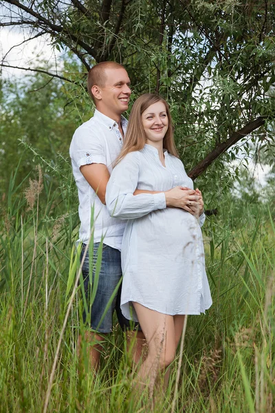 Zwangere paar knuffelen — Stockfoto