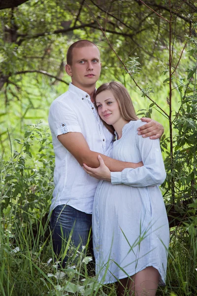 Pregnant couple hugging — Stock Photo, Image