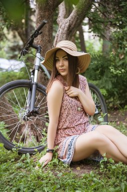  kadın doğada bir bisiklet ile