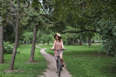  gülümseyen kız bir bisiklet sürme