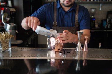  Barmen iş başında