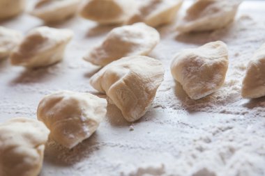 Mutfakta masada çiğ köfte. 