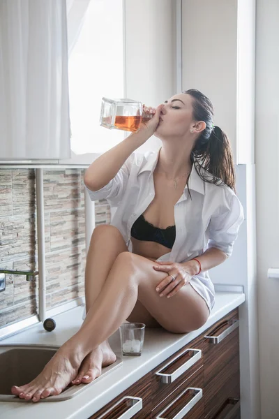  Şişeli kadın.