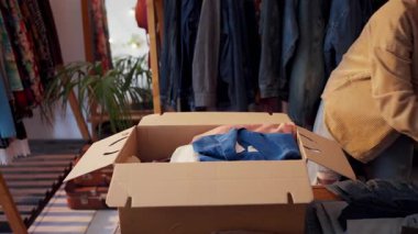 Üzerinde bant ve etiket bulunan el yapımı giysi kutusu içerideki koruyucu yastık kuryeye hazır.