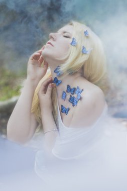 kız ve mavi kelebek