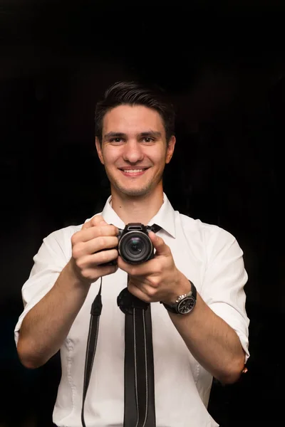 Hermoso Joven Europeo Sonriendo Sosteniendo Una Cámara Camisa Blanca Imagen De Stock