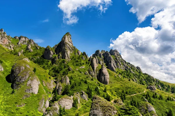 Hermoso Paisaje Montaña Rocosa Con Hierba Verde Cielo Azul Montañas Imágenes De Stock Sin Royalties Gratis