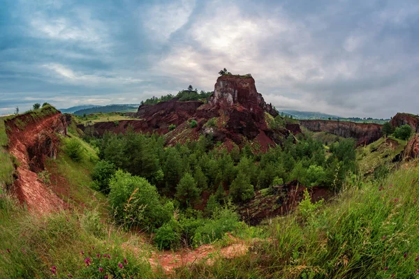 Hermoso Paisaje Viejo Cráter Volcán Dormido Con Arcilla Roja Colores Imágenes De Stock Sin Royalties Gratis