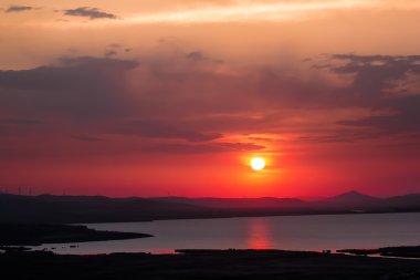 Göl üzerinde güzel/renkli yaz günbatımı