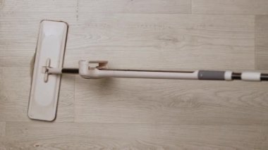 Hafif ahşap zemini temizleyen bir paspas..