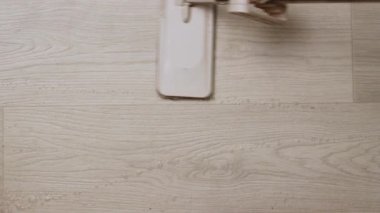 Su lekeleri ve dairesel izler olan ahşap yüzey..