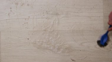 Su lekeleri ve dairesel izler olan ahşap yüzey..