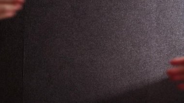 Karanlık bir arka plana karşı titreyen iki el, anlaşmayı sembolize ediyor.