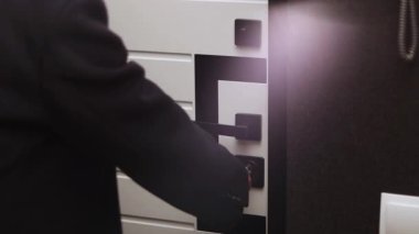 Koyu renk elbiseli, aydınlık ışıklı bir kişinin bulanık görüntüsü..