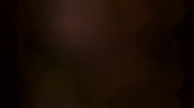 Karanlık bir arkaplanda soyut altın bokeh ışıkları