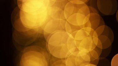 Karanlık bir arkaplanda soyut altın bokeh ışıkları