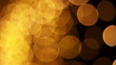 Karanlık bir arkaplanda soyut altın bokeh ışıkları