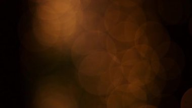 Karanlık bir arkaplanda soyut altın bokeh ışıkları