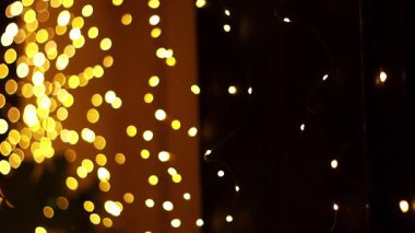 Karanlık bir arkaplanda soyut altın bokeh ışıkları