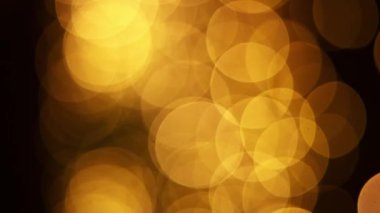 Karanlık bir arkaplanda soyut altın bokeh ışıkları