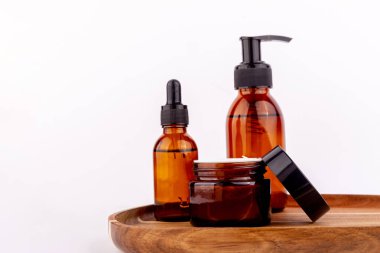 Tahta tepside pompalı ve damlatıcılı Amber cam şişeler..