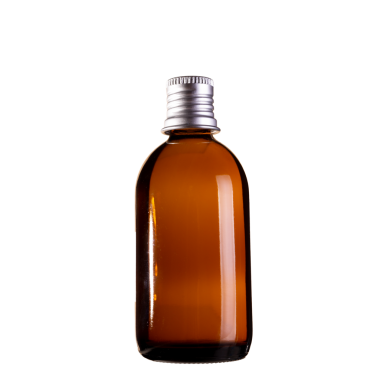 Metalik vida kapaklı tek bir kehribar cam şişe saf siyah bir zemin karşısında duruyor, pürüzsüz, yansıtıcı yüzeyini gösteriyor.