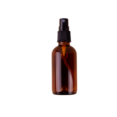 Siyah arka planda izole edilmiş siyah sprey pompalı temiz bir kehribar cam şişe, ürün ambalajı için hazır.