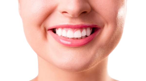 Işıl ışıl, sağlıklı bir gülümseme, mükemmel hizalanmış beyaz dişler, parlak pembe dudaklar, neşe ve güven dolu