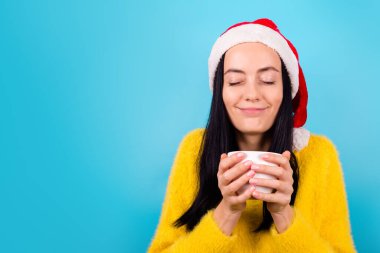 Harika genç kızın portresinin yakın çekimi. Kahvenin tadını çıkar. Aroma aroması, kapalı gözler.