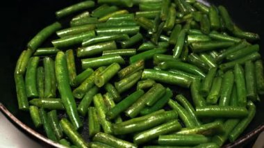 Sobanın üstünde tavada kızartılmış taze yeşil fasulye yakın plan görüntüsü.