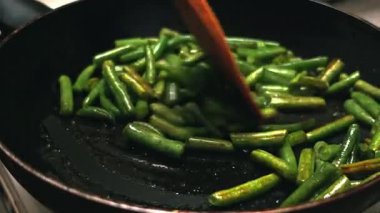 Sobanın üstünde tavada kızartılmış taze yeşil fasulye yakın plan görüntüsü.