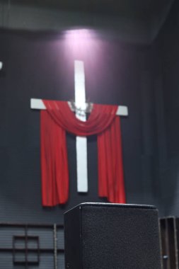 Dikenli bir taç ile süslenmiş, parlak kırmızı kumaşla örtülmüş, ilahi bir ışık huzmesiyle yıkanmış, kutsal bir dini sembol.