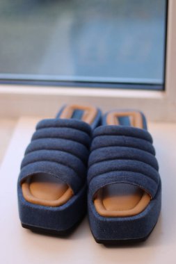 Kumaşlı kayış tasarımı ve rahat bronz yataklar içeren bir çift modaya uygun kotlu slayt. Günlük kıyafet için mükemmel.