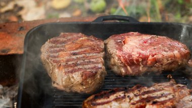 Baharatlı sığır eti, dışarıda ustalıkla ızgara yapılır. Lezzetli bir aroma ve ağız sulandırıcı yanık izleri yaratır.