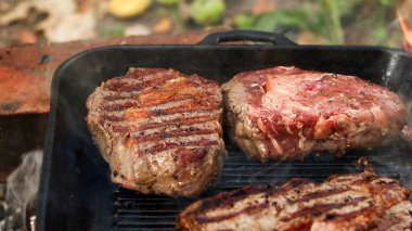 Kalın kesilmiş pirzola biftekleri terbiye edilir ve ızgara tavasında mükemmel bir şekilde pişirilir. Lezzetli kömür izleri ve aromatik dumanlar yaratır.